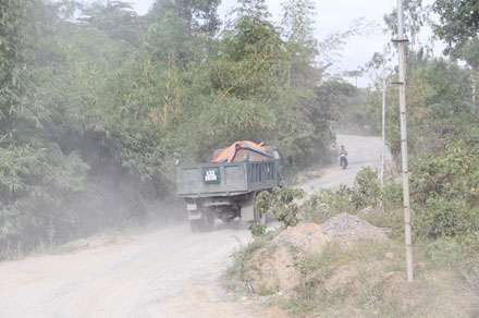 Việc xe ben vận chuyển đất, đá đã gây nên tình trạng ô nhiễm nghiêm trọng tại thôn Phước Thuận (Ảnh: H.L)