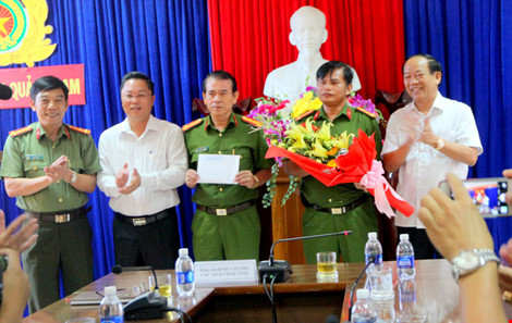 Ông Đinh Văn Thu, Chủ tịch UBND tỉnh Quảng Nam, thưởng nóng cho ban chuyên án (Ảnh: HT)