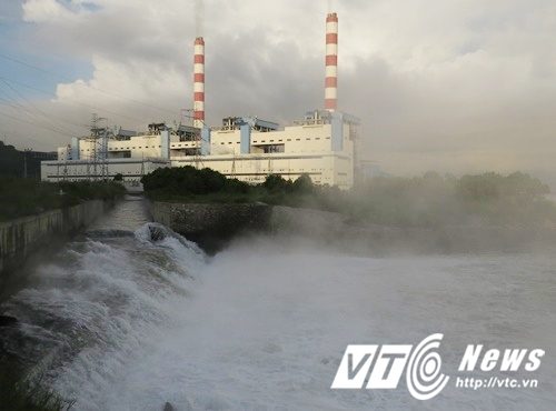  Nước thải nóng từ Nhà máy Nhiệt điện Quảng Ninh xả thẳng ra sông bốc hơi ngụn ngụt
