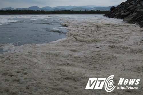  Nước nóng như lò xông hơi của nhà máy nhiệt điện Quảng Ninh đang giết chết dòng sông
