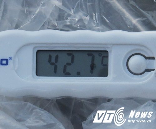 Nhiệt kế điện tử báo 42,7 độ C do nhóm PV đo tại khu vực xả nước thải của nhà máy vào sáng sớm ngày 11/8 vừa qua