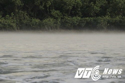   Cách xa hàng trăm mét, mặt sông vẫn bốc hơi nước mở ảo như sương mù