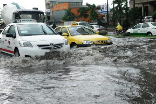 Đường Nguyễn Hữu Cảnh ngập sâu trong nước sau trận mưa lớn (Ảnh: Mạnh Linh/TTXVN)