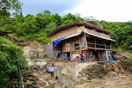 Thiếu hành lang, cơ sở pháp lý quy định vùng ảnh hưởng của đường lũ đi qua khiến rất nhiều căn nhà tại Lào Cai trở thành 'con mồi' của lũ lụt, sạt lở đất (Ảnh: Minh Sơn/Vietnam+)