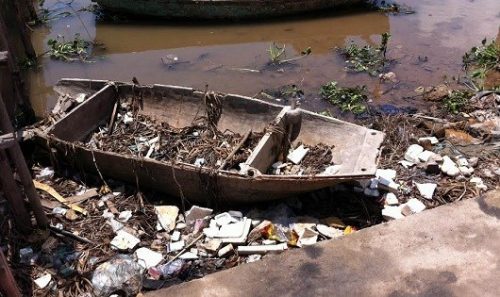 Xác thuyền cùng rác thải ngay ở bờ sông.