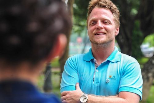 "Ông Tây dọn rác" James Joseph Kendall. (Ảnh: Minh Sơn/Vietnam+)