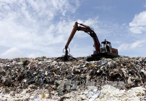 Bãi rác Cờ Đỏ tiếp nhận khoảng 300 tấn rác/ngày và hiện đang quá tải (Ảnh: Nguyễn Thanh Liêm/TTXVN)