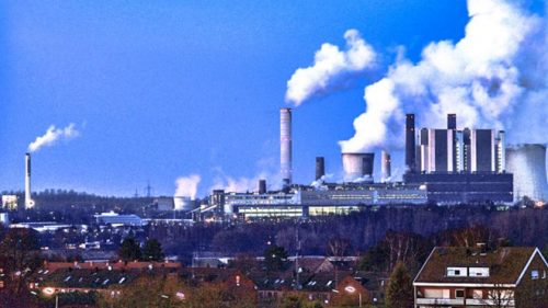 Khí thải từ các nhà máy công nghiệp (Nguồn: euractiv.com)