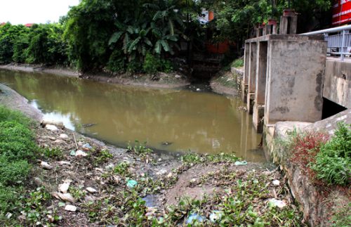 Kênh T2 chạy qua làng Sơn Đồng (Hoài Đức) bị ô nhiễm nghiêm trọng do nước thải từ các cụm công nghiệp Dương Liễu, Cát Quế.