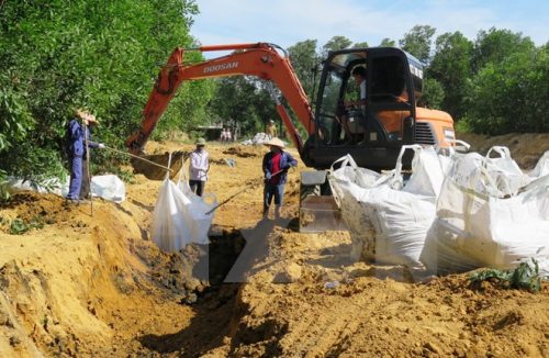 Cất bốc chất thải của công ty Formosa, chôn lấp trái phép, lên ôtô để chuyển về tạm giữ tại kho của Công ty trách nhiệm hữu hạn một thành viên Chế biến chất thải công nghiệp Hà Tĩnh (Ảnh: Phan Quân/TTXVN)