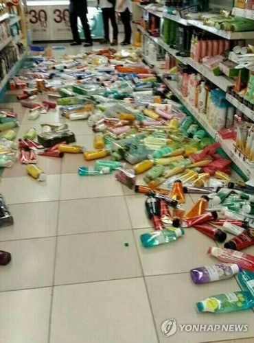 Đồ dùng trong siêu thị rơi vãi do ảnh hưởng của trận động đất. (Nguồn: Yonhap)