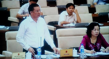 Bộ trưởng Đinh Tiến Dũng trình bày tờ trình của Chính phủ sáng 15-9.