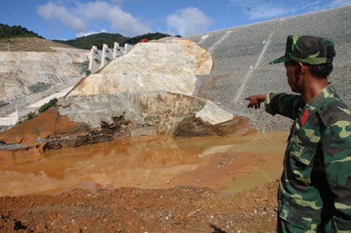 Cống dẫn dòng dưới chân thủy điện Sông Bung 2 bị vỡ Ảnh: Trần Thường