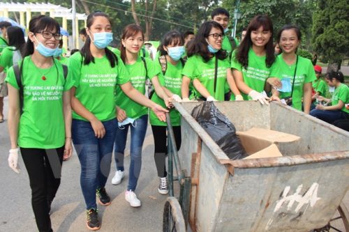 Các bạn tình nguyện viên tham gia dọn vệ sinh xung quanh hồ Bảy Mẫu. (Ảnh: Hùng-Đạt)