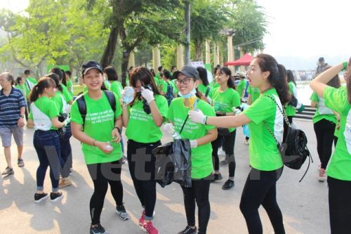 Hơn 1.000 tình nguyện viên tham gia dọn vệ sinh tại Công viên Thống Nhất. (Ảnh: Hùng-Đạt)