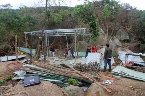 Lực lượng chức năng đã tiến hành phá dỡ một lán trại tại tiểu khu 62 trong một vụ phá rừng trước đây (Ảnh: Nhiệt Băng)
