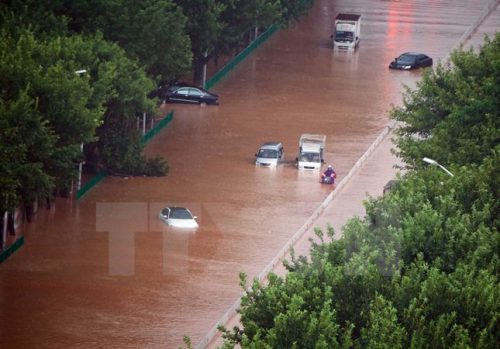 Cảnh ngập lụt do mưa bão tại thành phố Tuyền Châu, tỉnh Phúc Kiến ngày 15/9 (Nguồn: THX/TTXV)