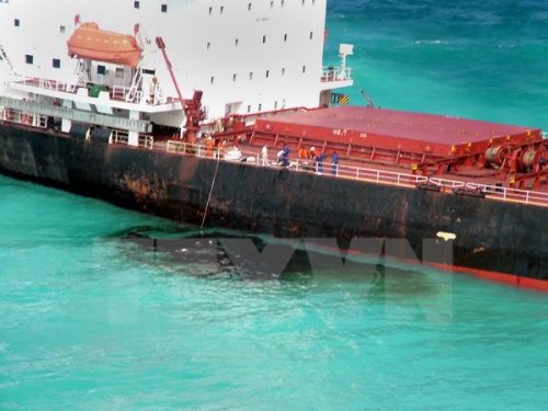 Lượng nhỏ dầu tràn ra từ tàu Shen Neng 1 sau khi bị mắc cạn ngày 4/4/2010 (Ảnh: AFP/TTXVN)