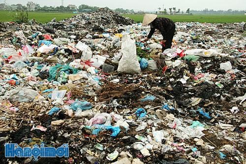 Công tác thu gom rác thải nông thôn cần nhiều biện pháp để xử lý. Trong ảnh: Bãi rác tự phát tại xã Đan Hòa, Thanh Oai (Ảnh: Đức Nghiêm)