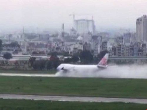 Cảng hàng không Tân Sơn Nhất thường chịu cảnh ngập nước khi có mưa. Ảnh: NT