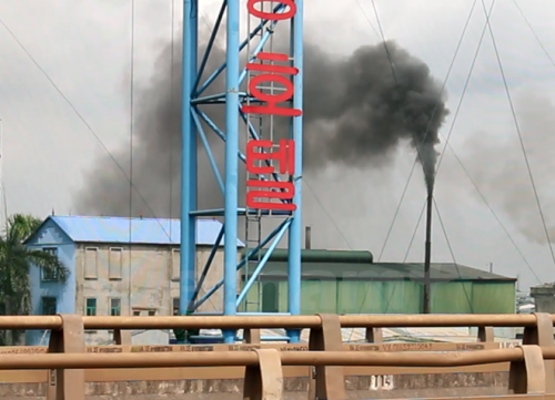 Đốt rác thải công nghiệp chưa qua xử lý tại làng nghề sản xuất giấy Phong Khê, tỉnh Bắc Ninh. (Ảnh: Hùng Võ/Vietnam+)