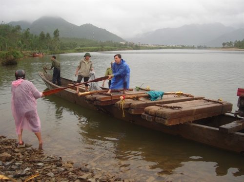 Kiểm lâm Hòa Vang bắt giữ gỗ lậu vận chuyển trên sông Cu Đê