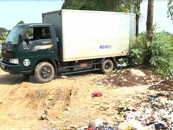 Chiếc xe chở rác thải bị bắt quả tang tại hiện trường (Ảnh: Mai Ngoan/TTXVN)