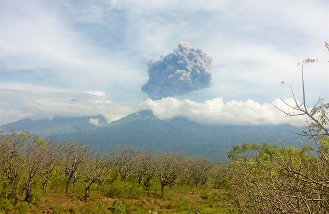 Núi lửa Barujari phun trào một cột tro bụi (Nguồn: Reuters)