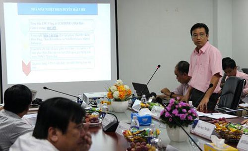 Ông Nguyễn Việt Dũng, Trưởng Ban quản lý dự án nhiệt điện 3 trình bày về dự án tại cuộc họp sáng nay