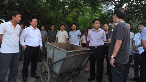 Chủ tịch UBND TP Hà Nội Nguyễn Đức Chung chỉ đạo công tác xử lý tình trạng cá chết