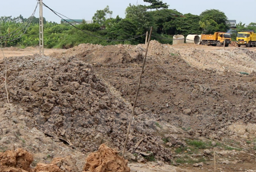 Bùn thải đổ tại bãi bồi Thanh Lan, thuộc xã Đại Mạch, huyện Sóc Sơn, thành phố Hà Nội. (Ảnh: MM/Vietnam+)