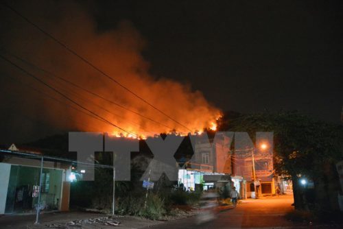 Đám cháy rừng tại tổ 8, khu 3, phường Hùng Thắng. (Ảnh: Nguyễn Hoàng/TTXVN)