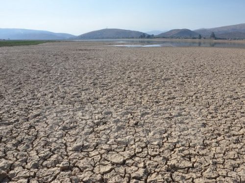 Hồ La Angostura ở Bolivia cạn khô nước do nắng nóng và hạn hán kéo dài. (Nguồn: AFP/TTXVN)