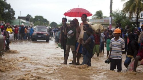 Người dân ở Leogane, Haiti đối phó với ảnh hưởng của cơn bão Matthew (Nguồn: AP)