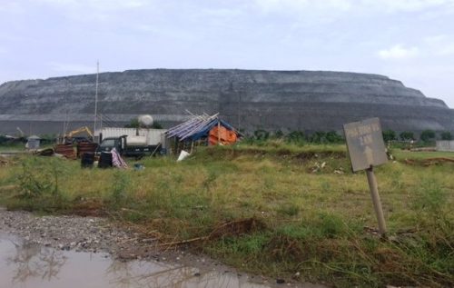 Núi chất thải nhìn từ xa