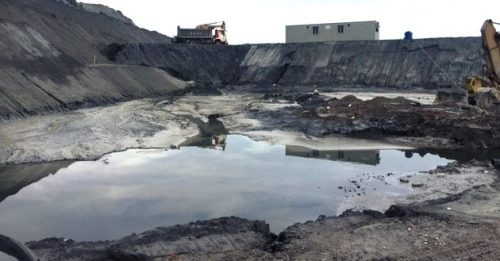  Nước rỉ ra từ bãi thải gyps chứa axit đã từng tràn ra môi trường sau một sự cố năm 2015