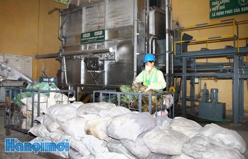 Xử lý chất thải công nghiệp tại Khu liên hợp xử lý chất thải Nam Sơn (Hà Nội). Ảnh: Bá Hoạt/Hà Nội Mới