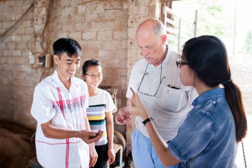 Anh Nguyễn Huy Hưng giới thiệu sản phẩm viên nén mùn cưa cho khách hàng.