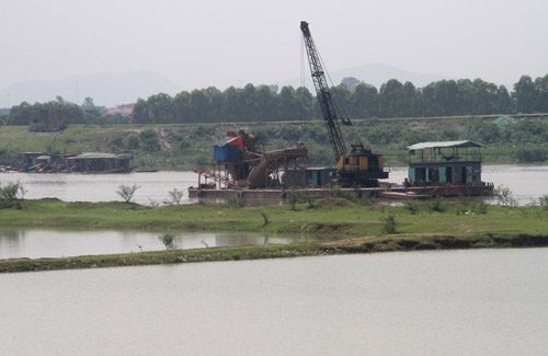 Các tàu khai thác đang dần “vắt kiệt” khoáng sản sông Cầu.