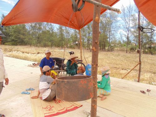 Người dân ở thị xã Điện Bàn dựng lều phản ứng vì cho rằng nhà máy thép vì gây ô nhiễm vào thời điểm cuối năm 2014