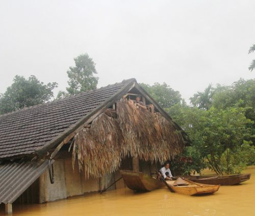 Nhiều nhà dân ở huyện Hương Khê ngập trong nước lũ 2-3m. 