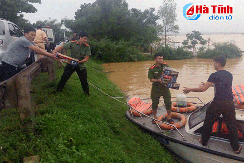Lực lượng chức năng vận chuyển lương thực, nước uống trợ cấp ban đầu cho xã Phương Mỹ, huyện Hương Khê, tỉnh Hà Tĩnh. Ảnh: Báo Hà Tĩnh