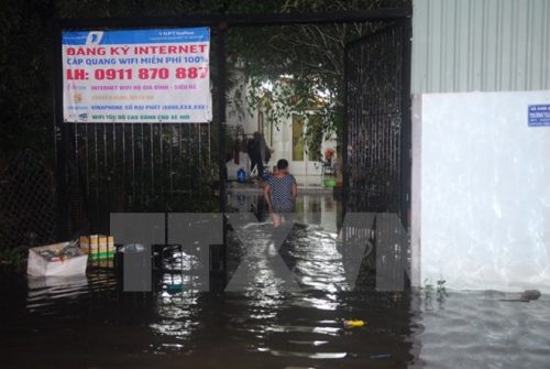 Nước ngập bao vây nhiều nhà dân tại phường Thạnh Xuân, quận 12 (Ảnh: Mạnh Linh/TTXVN)