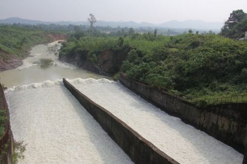 Hồ Kẻ Gỗ bắt đầu xả nước