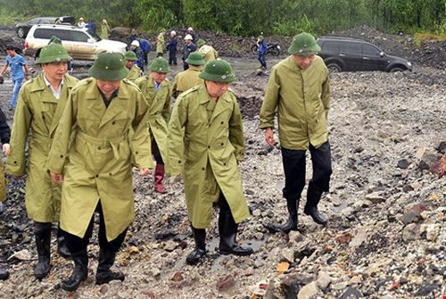 Phó Thủ tướng Trịnh Đình Dũng đi kiểm tra tình hình chống bão của các mỏ than tại Quảng Ninh sáng 19-10. 