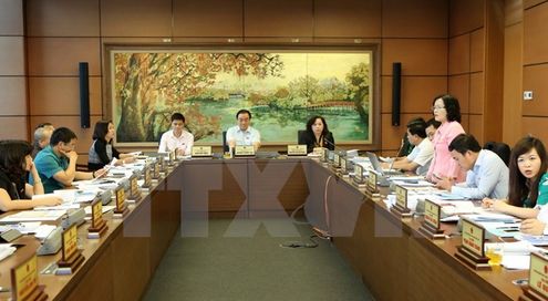 Đoàn đại biểu Quốc hội Thành phố Hà Nội thảo luận tại tổ. (Ảnh: Phương Hoa/TTXVN)