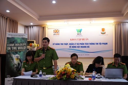 Trung tá, TS Nguyễn Minh Hiển giới thiệu về tình hình buôn bán ĐVHD. Ảnh: Ngọc Phó