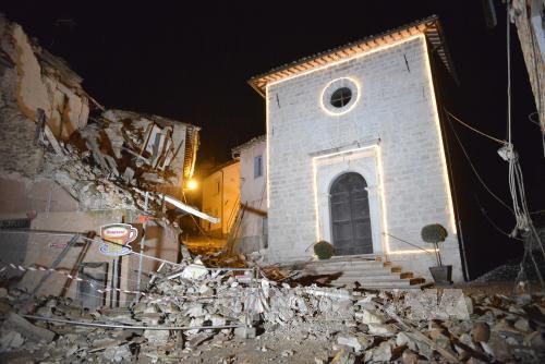 Nhiều ngôi nhà ở làng Castelsantangelo sul Nera, Italy bị phá hỏng sau trận động đất ngày 26/10. Ảnh: AP/TTXVN