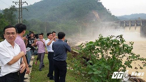 Đoàn công tác của Bộ Công thương kiểm tra quy trình xã lũ tại đập thủy điện Hố Hô chiều 17/10. 