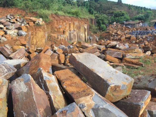 Hàng chục khối đá cây đã khai thác chưa kịp mang đi tiêu thụ (Ảnh: QA)